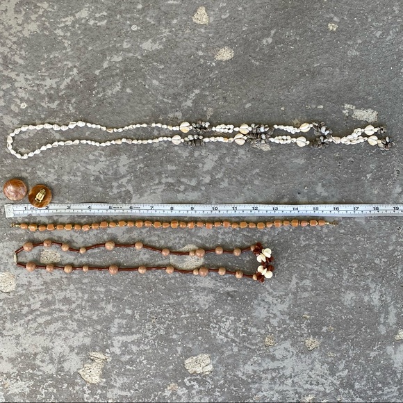 Neutral Vintage Jewelry Lot - 3 Necklaces, 1 Earrings - Picture 13 of 13